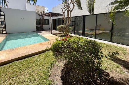 Casa en Venta en conkal una sola planta equipada y con paneles solares 